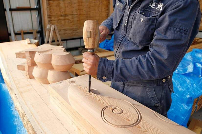 木材を手で刻む職人の手元